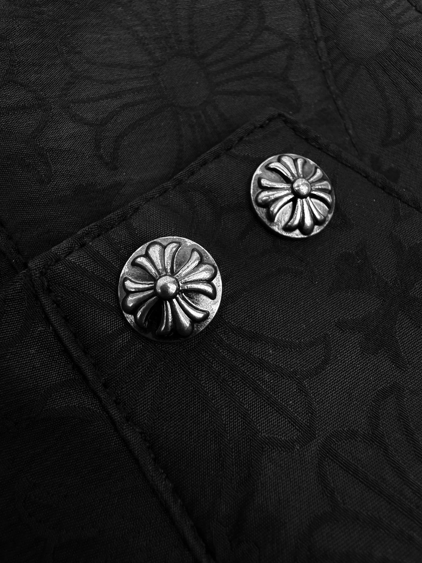 P610 Chrome Hearts full-print dark pattern zipper jacket. Customized phantom floral silk woven fabric. Excellent texture. Comfortable and close to the skin. Mainly based on obsidian black. Like star trails under the night. Encounter the CH pattern covering the body. Derived from the brand's profound cultural heritage. Quietly emerging in a looming manner. Dark pattern aesthetics. Rebellious compatibility. Low-key edge. Full of recognition. Interpretation of unparalleled fashion style. Casual sophistication. Make every touch a ceremonial experience. Process 1: Fabric jacquard technology. By weaving a full-width CH dark jacquard texture technology on the surface of the fabric, control the interweaving method of warp and weft lines. Precisely control the interweaving density and tension of the yarn to make it more three-dimensional. Process 2: Use glue printing. The printing has been modified three times with the film screen. Use glue liquid paint to print the pattern on the fabric. Bake the fabric to fix the printing pattern. Technique 3: Infrared positioning cutting machine. The precise positioning of materials is achieved through infrared emitters and infrared receivers. The accuracy can reach the micron level, thereby meeting the effect of high-precision cutting of alignment strips. Process 4: The fabrics are washed and have a better hand feel. They are not easy to deform, not easy to shrink, not easy to fade, and maintain long-term beauty. Accessories: Customized 1:1 CH zippers, customized 1:1 CH snap buttons, customized 1:1 CH leather main wheat, customized 1:1 CH leather code labels. Customized 1:1 CH trademark Fit: Loose fit Size: S M L XL Style number: CC902